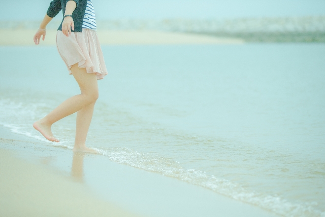 海を歩く女性
