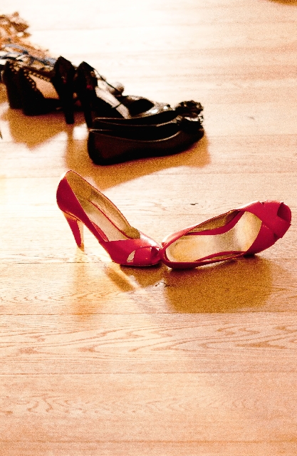 女性赤い靴黒い靴